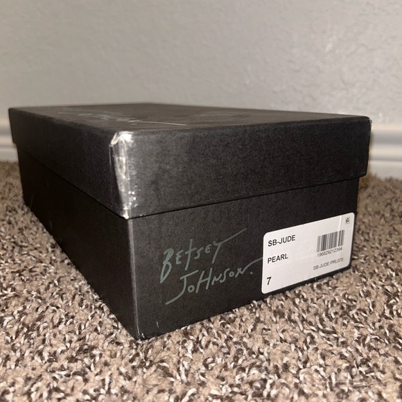 NIB Betsey Johnson Jude Pearl Flats SZ 7 - Picture 6 of 6